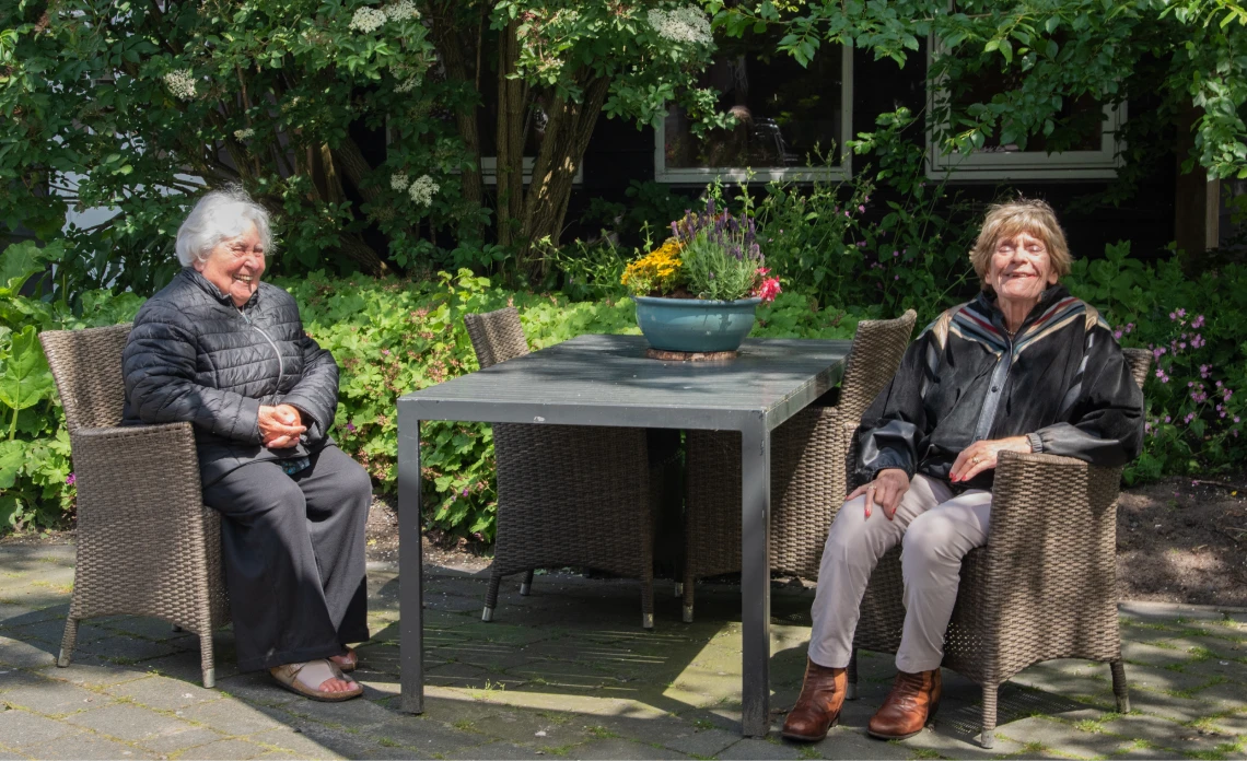 Ontspanning zoekende ouderen in de tuin op de Kleverlaan 